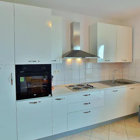 Biserka Apartamento Rab Town